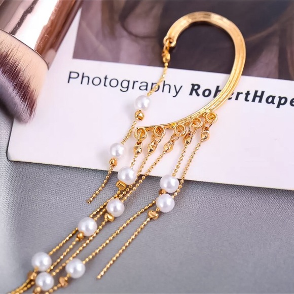 ⚜️𝟯𝟬%𝗢𝗙𝗙 𝗯𝘂𝗻𝗱𝗹𝗲𝘀 𝟯+⚜️ NEW Long Pearl Tassel Ear Cuff - Picture 4 of 8